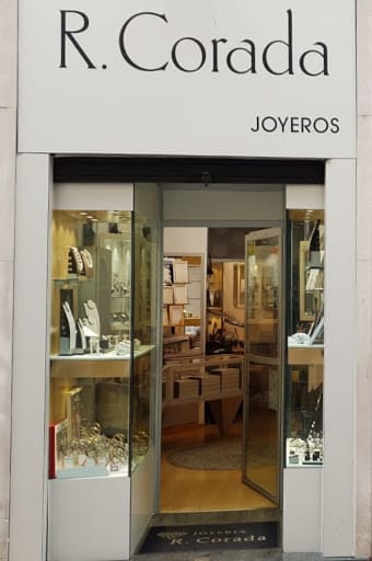 Joyeria: Roberto Corada